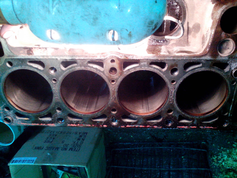 7. Система смазки двс ваз 21213. Моторный отсек нива 21214. Двигатель нива 2121 инжектор. Сколько ходят двигатели нива.