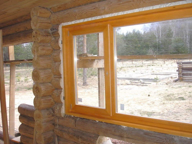 Окосячка окна из бруса 150х100. Обсада для пластиковых окон в деревянном доме. Вставить окна в деревянном доме. Вставить окна в деревянном доме. Окосячка проемов в деревянном доме.