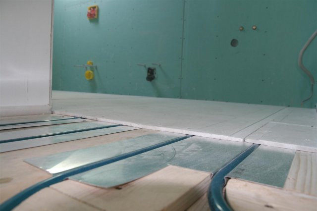 Кнауф суперпол технология монтажа. Стяжка теплого пола в каркасном доме. Гвлв 20 мм по деревянным лагам. Укладка пола гвл кнауф. Гвл кнауф теплый пол.