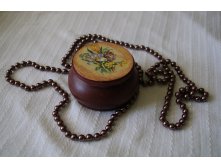 круглая шкатулка с букетом цветов