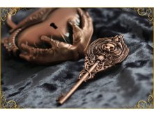 Сердце в руках" (античная бронза), цена 850 рублей