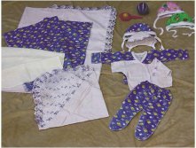 КДН0209 Компл. на выписку 9 пр.уголок, пододеяльник,пел.модоп. и футер, распашонки 2шт, чепчики2шт, ползунки (футер).jpg