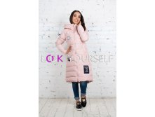 Удлиненная куртка с эмблемами и помпоном на капюшоне (арт. 9280) роз.jpg