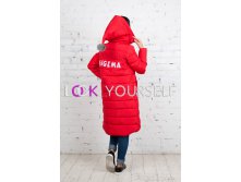 Удлиненная куртка с эмблемами и помпоном на капюшоне (арт. 9280) красн.jpg
