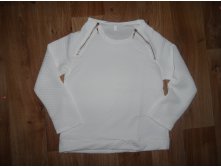 Тепленькая, но не толстая, около 0,21кг