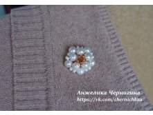 Брошь из речного жемчуга и крупных бисерин. 400 руб.
