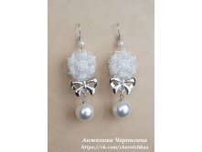 Серьги с подвеской Бант с бусиной из прозрачных бусин и бисера. Мне они очень напоминают снежинки)&#10052; 400 руб.