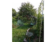 Место для отдыха (садовые качели, мини-фонтан) за домом