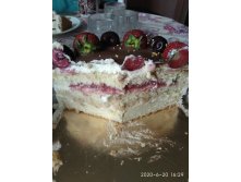 Ягодный торт: ванильный бисквит, крем дипломат (заварной со сливками), ягодное конфи, бананы в карамели