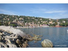 Santa_Margherita_Ligure_scogli_e_mare.jpg