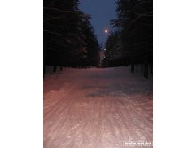 освещенная лыжная трасса ночью