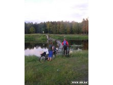 Спускаемся по скользкому настилу к мостику