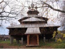 деревянная церква, оч напомнила такую же под ростовом великим