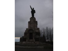 нашкмевший памятник ленину, стоящему на незаконченной часовенке