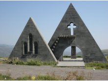 По дороге можно увидеть вот такую вот часовенку... С обитателями