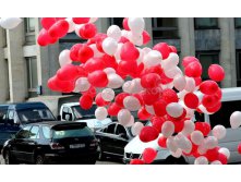 запуск шариков с гелием в небо-НЕЗАБЫВАЕМОЕ зрелище.этот эффект уместен при встрече из роддома.при выходе из загса.а также при других торжественно-важных событиях.jpg