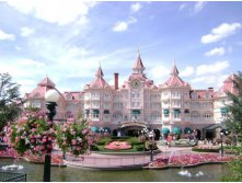 Отель Disneyland 4*, выстроенный в пышном Викторианском стиле и расположенный в двух шагах от парка, принадлежит корпорации Disney (Франция)