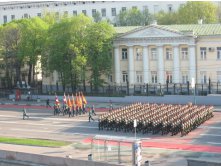 стройными рядами на площадь красную