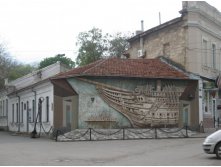 рядом с картинной галереей