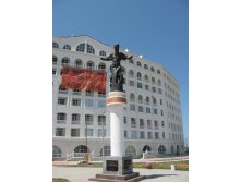 памятник мореплавателям в севастопольских новостройках