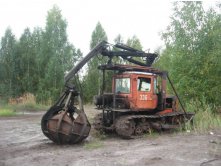 перееланный трактор под кран для погрузки торфа