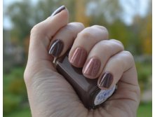 Essie Hot Coco + OPI Barefoot in Barcelona.jpg