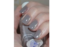 Essie 696 Chinchilly 2.jpg