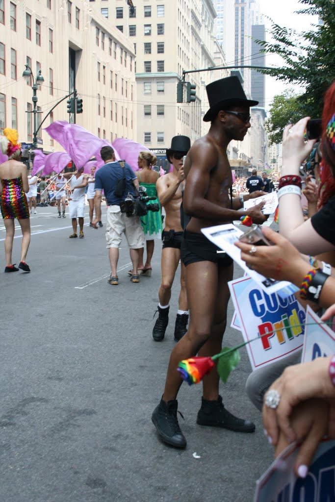 Раздача рекламок и презервативов