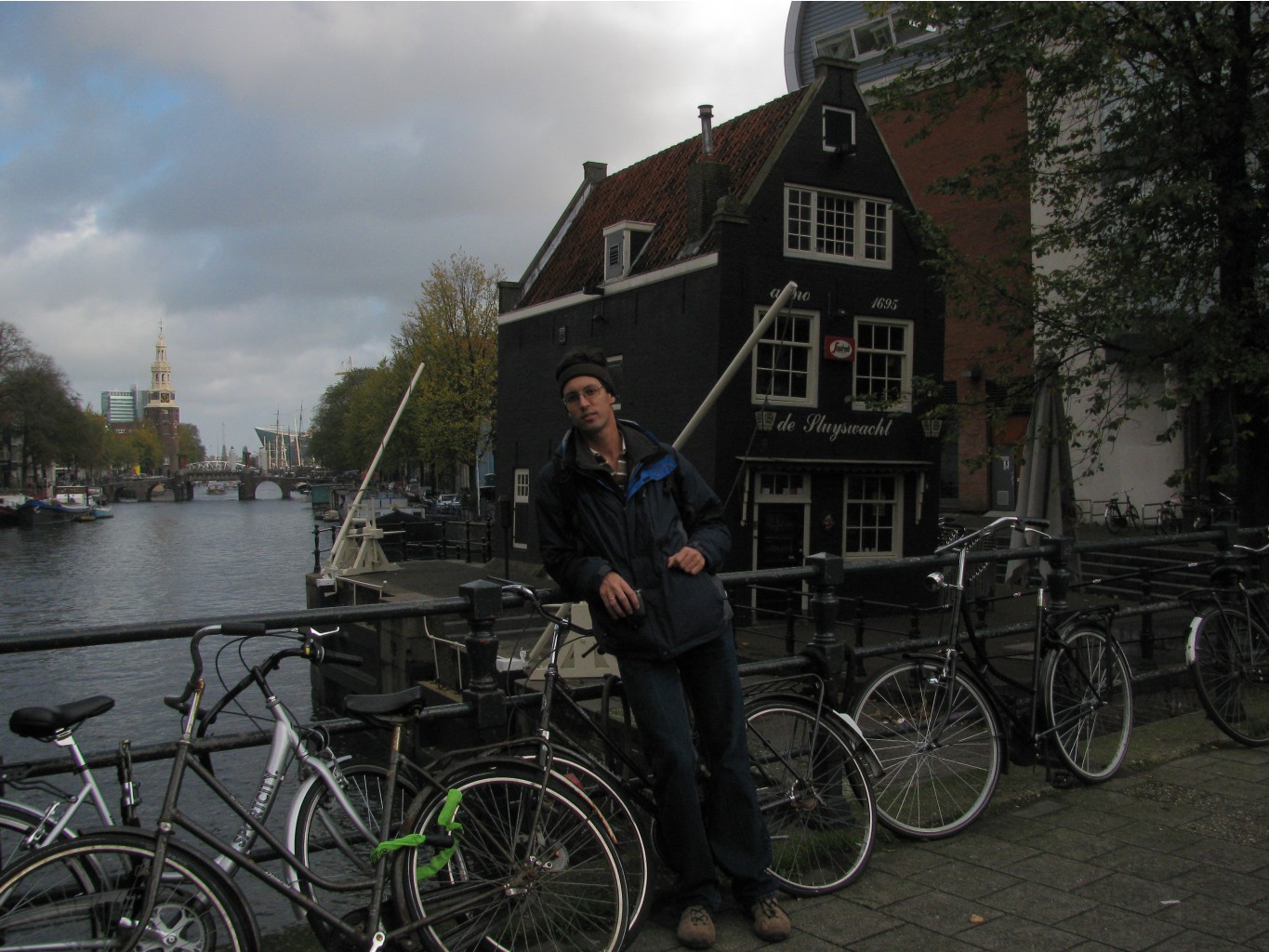 Одно из первых зданий в Амстердаме