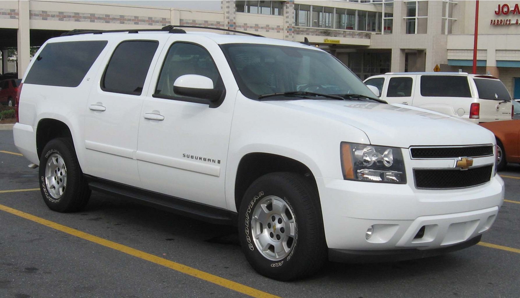 07-08_Chevrolet_Suburban_LT.jpg