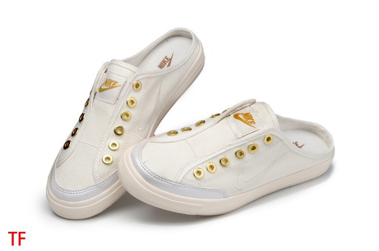 Nike кеды 1353р.