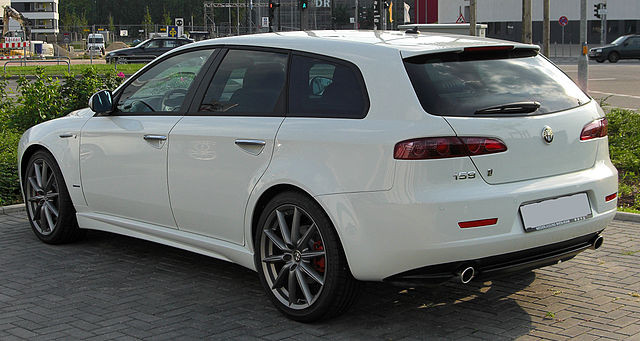 640px-alfaromeo159tisportwagonrear2010081422.jpg