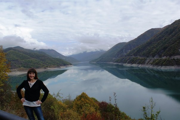 Грузинское водохранилище, вода потрясающего бирюзового цвета