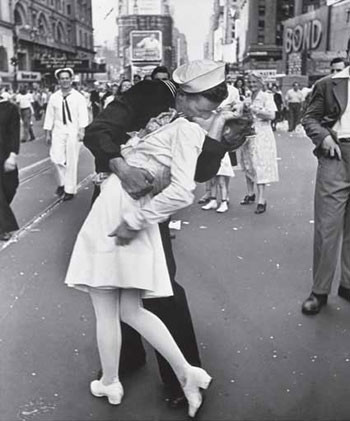 vj_day_kiss.jpg