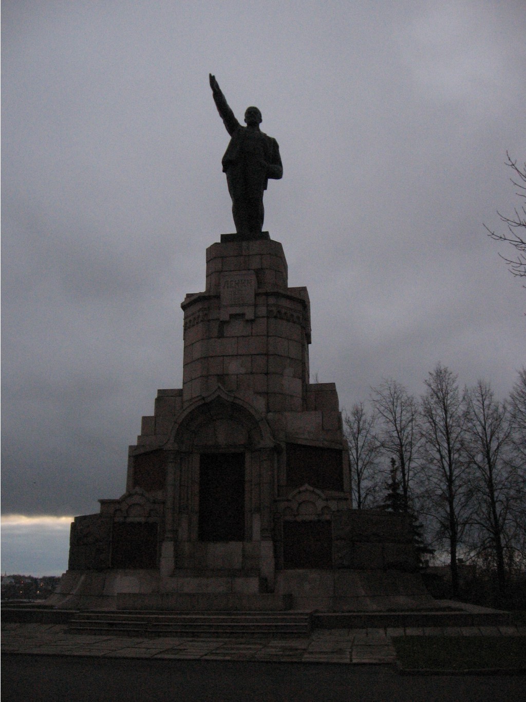 нашкмевший памятник ленину, стоящему на незаконченной часовенке