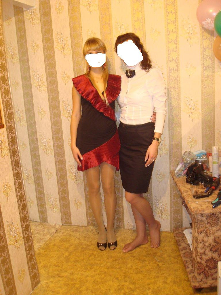 черное с красными рюшами и бантом сзади