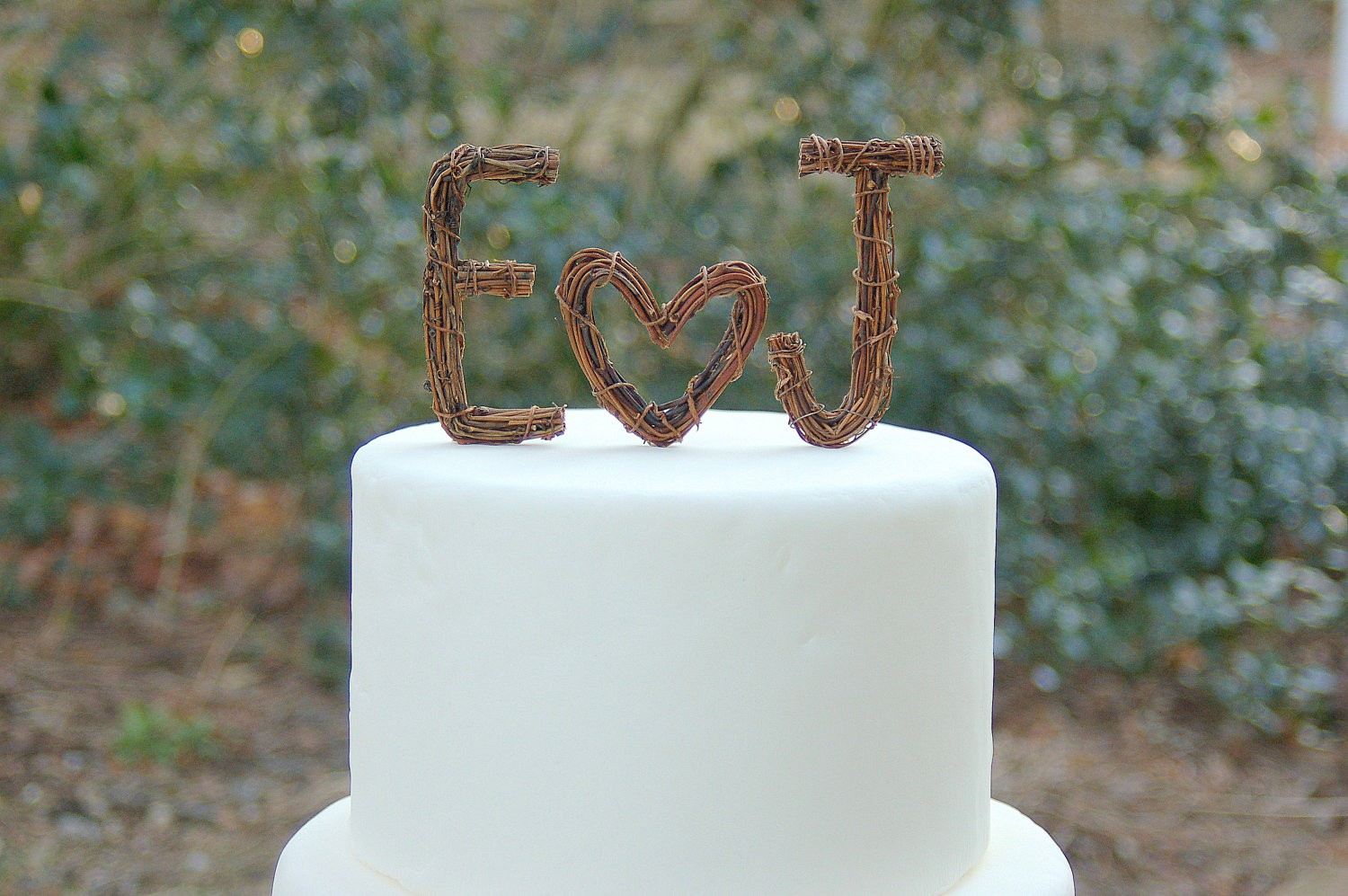 ideas-to-incorporate-a-custom-wedding-monogram-etsy-weddings-rustic-cake-topper_original.jpg