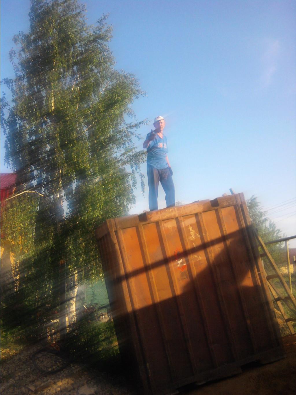 Деда на контейнере