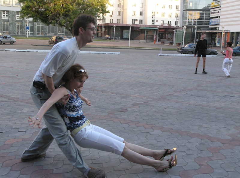 Роняем девочку
