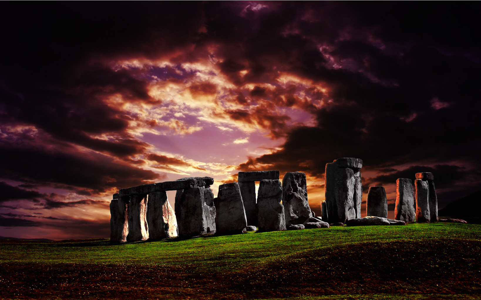 Stonehenge At Dusk.jpg