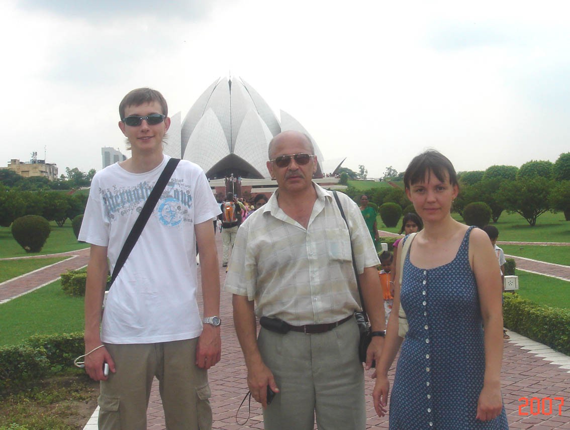 Lotus Temple, переводчик+главбух+я
