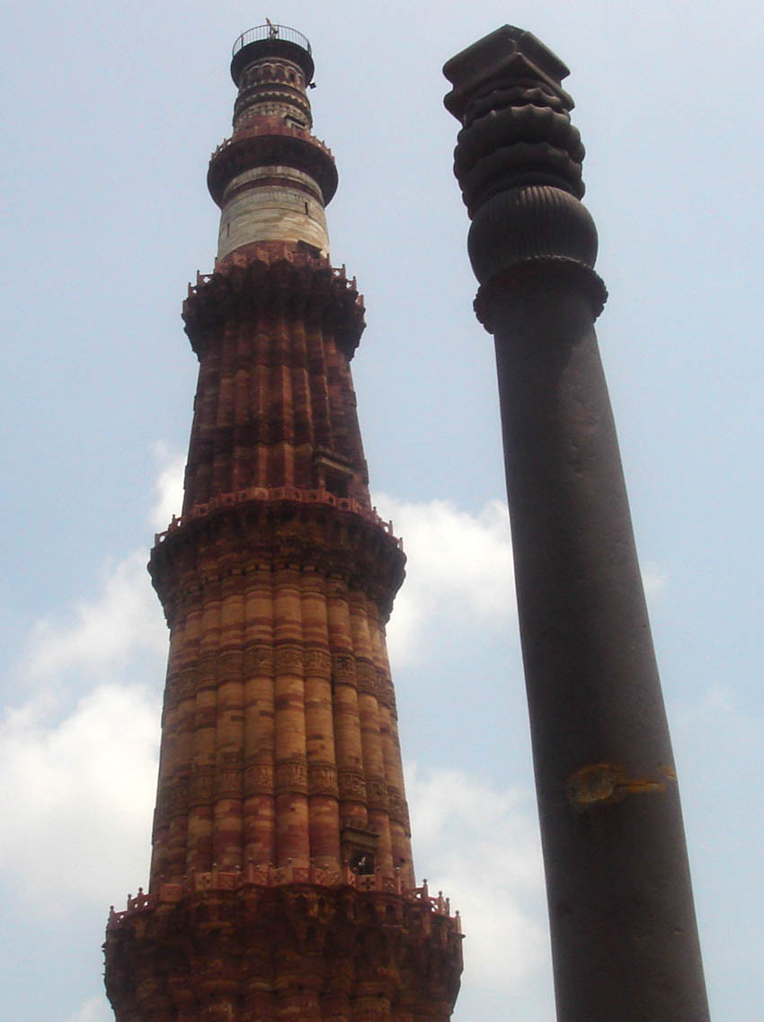Башня Qutub Minar и нержавеющий железный столб