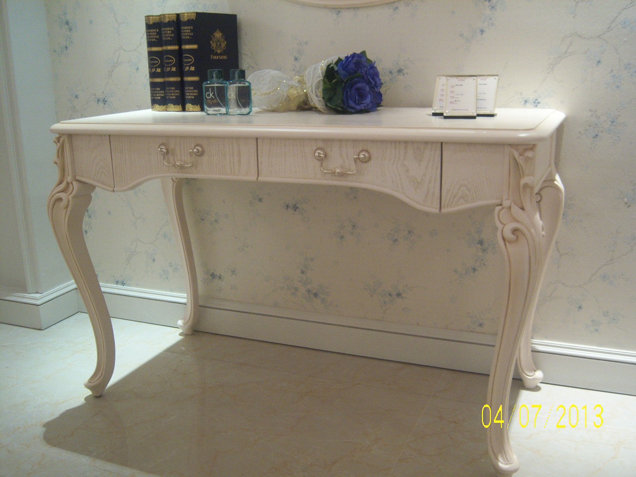 286 dresser table A.jpg