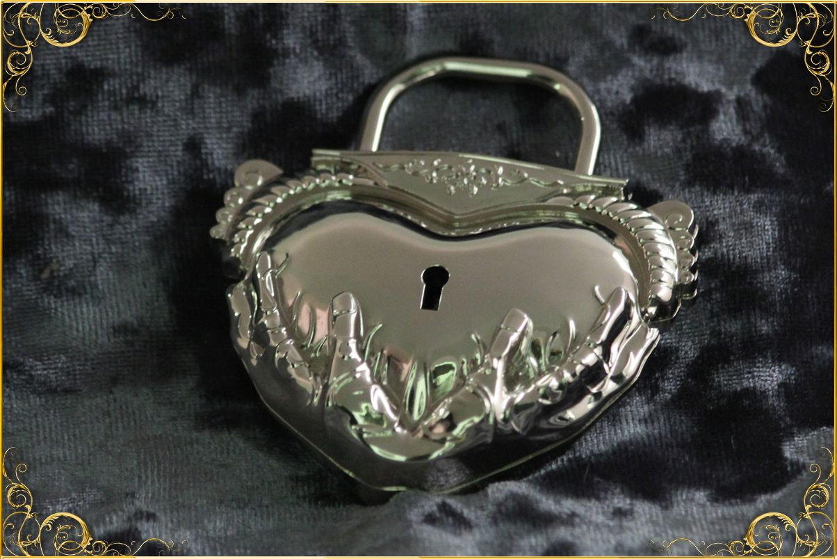 Сердце в руках (серебро), цена 850 рублей