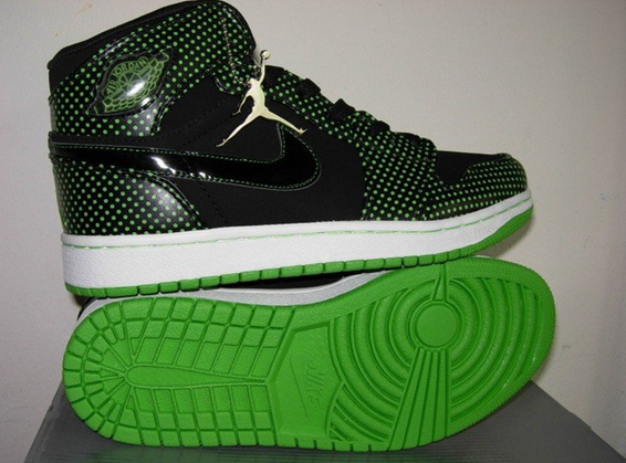 Jordan 1 Retro Nike.png