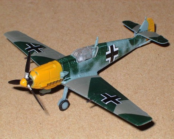 Bandai Bf109E Green-Yellow 1.jpg