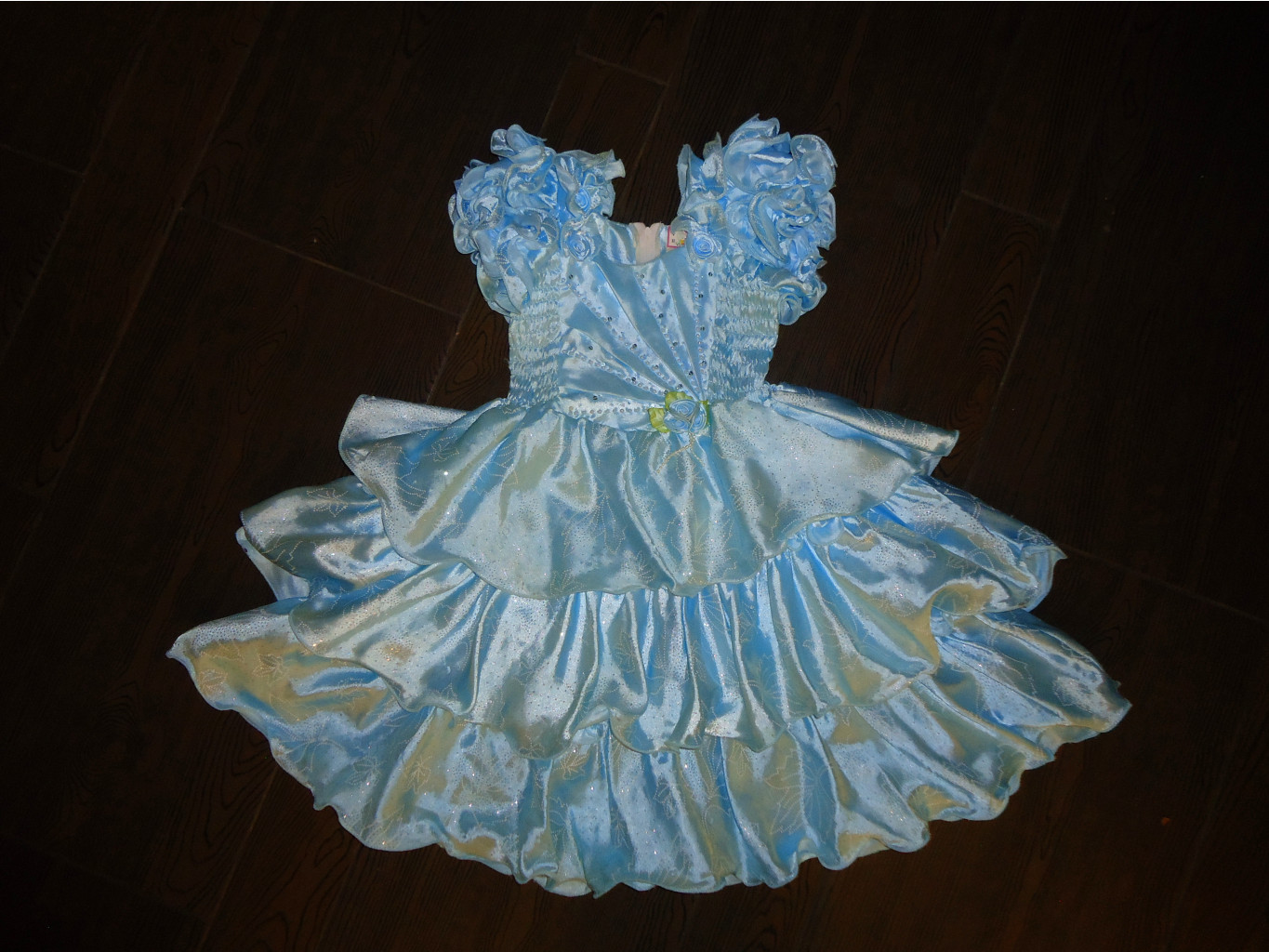 платье размер 110-116\ 200 руб(   подойдет на рост меньше за счет покроя