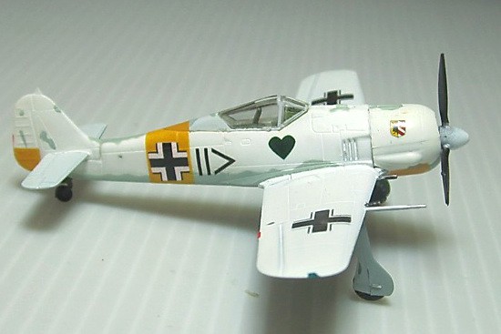 F-Toys WKC13 Fw.190 White 2.JPG