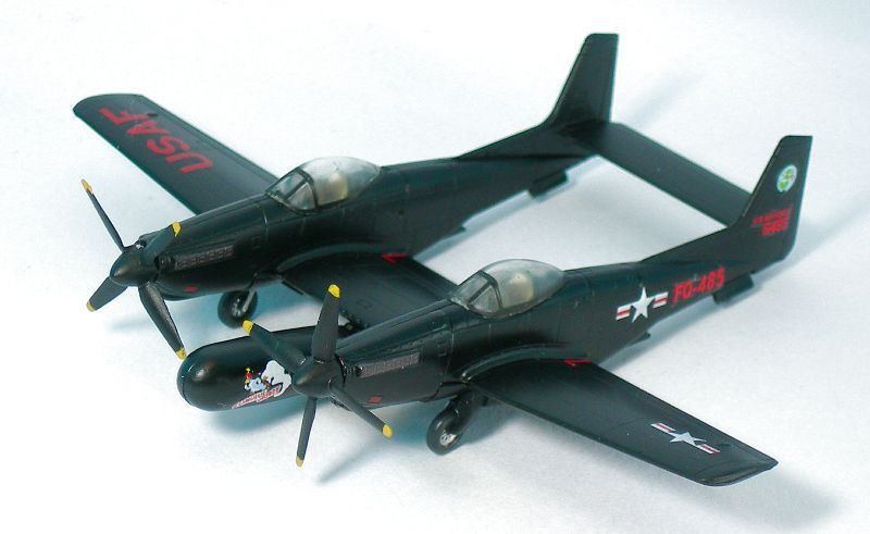 144 F-Toys Twin Mustang F-82F.JPG