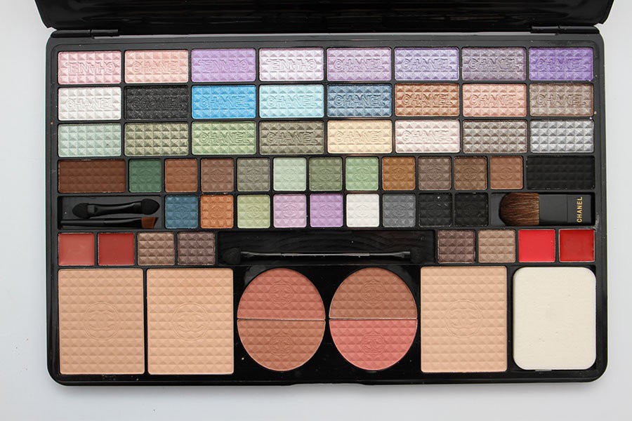 1105 . -  Chanel 61 color makeup plate (A)